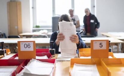 Una voluntaria, en un colegio electoral de la ciudad suiza de Zurich, este domingo.