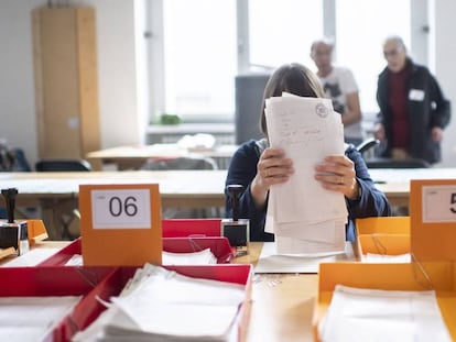 Una voluntaria, en un colegio electoral de la ciudad suiza de Zurich, este domingo.