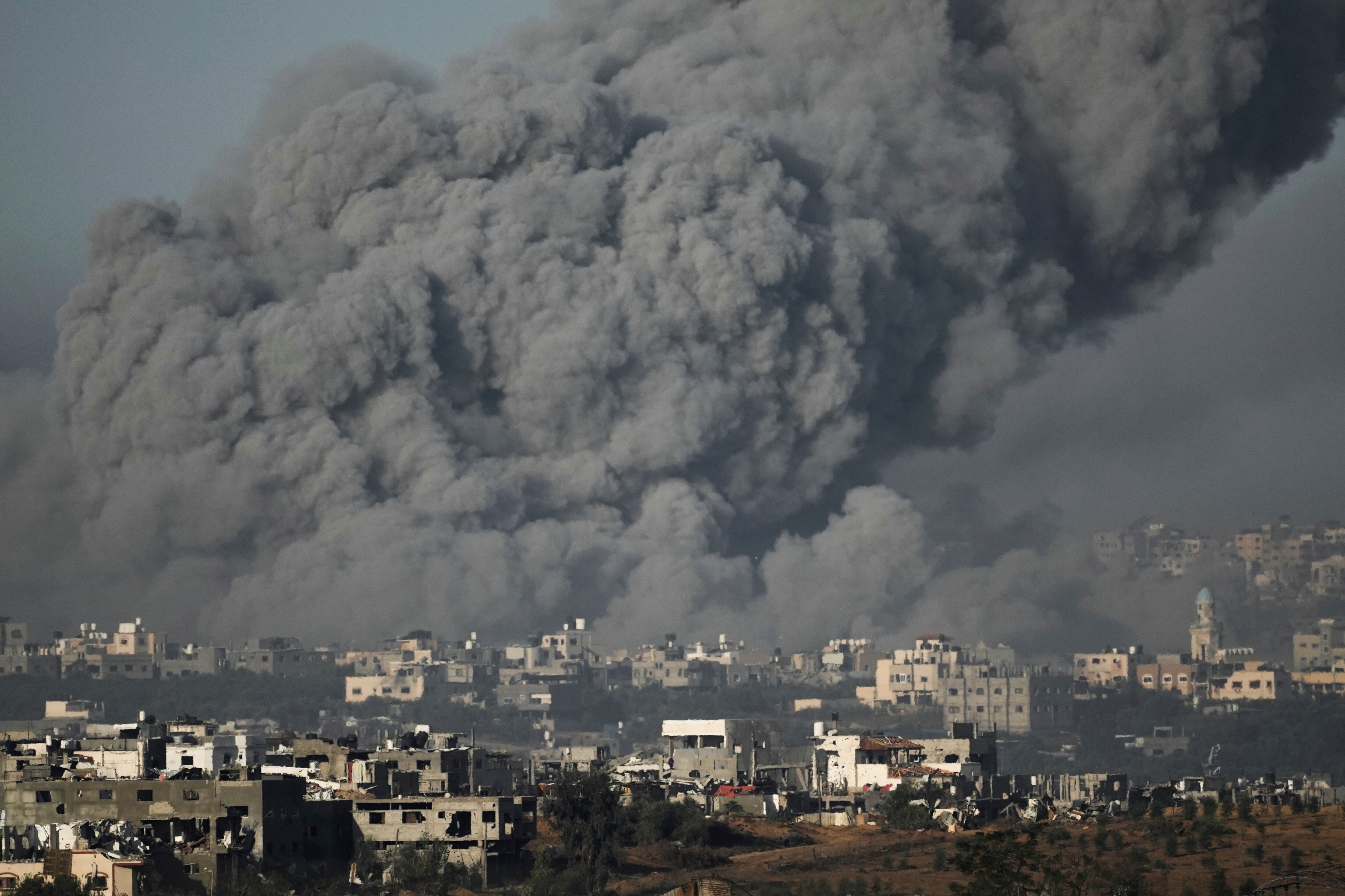 Una densa columna de humo se eleva tras un ataque aéreo  israelí en la franja de Gaza, visto desde el sur de Israel. 