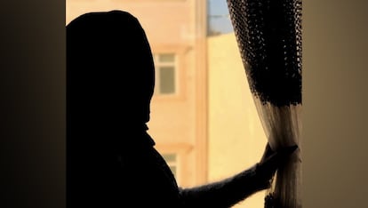 Noor mira por la ventana de su casa en Herat, Afganistán, en 2024. Fotografía cedida por su familia.