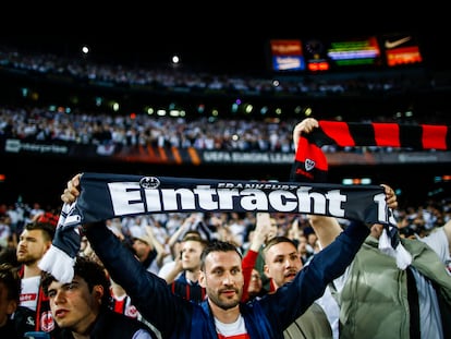 Aficionados del Eintracht de Frankfurt durante el partido de cuartos de final de Europa League contra el Barcelona, en el Camp Nou la pasada temporada.