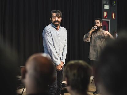 El actor Israel Elejalde en la obra 'Un roble', en El Pavón Teatro Kamikaze de Madrid.