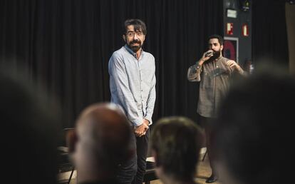 El actor Israel Elejalde en la obra 'Un roble', en El Pavón Teatro Kamikaze de Madrid.