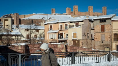 Una mujer camina por Molina de Aragón el pasado martes, cuando se alcanzaron -25.2º.