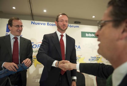 El candidato del PP a la alcaldía del Vitoria, Javier Maroto, ha participado esta mañana en Bilbao en el Fórum Europa. En la imagen, Maroto (centro), saluda a Antonio Basagoiti (primer plano), mientras Alfonos Alonso, presidente del PP alavés, les observa.