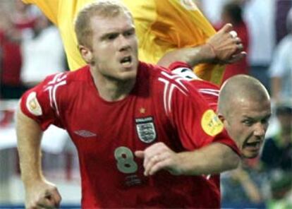 Scholes celebra su gol a Croacia, el primero de Inglaterra, con Beckham al lado.