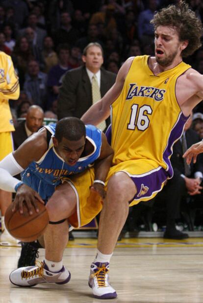 Paul y Gasol, en un duelo Hornets-Lakers.