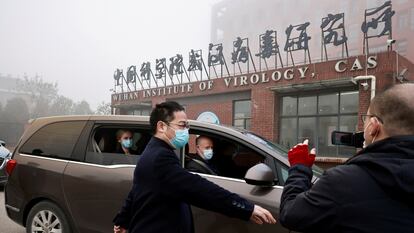 Inspectores de la misión de la OMS que investigó el origen de la pandemia llegaban al Instituto de Virología de Wuhan en febrero de 2021.