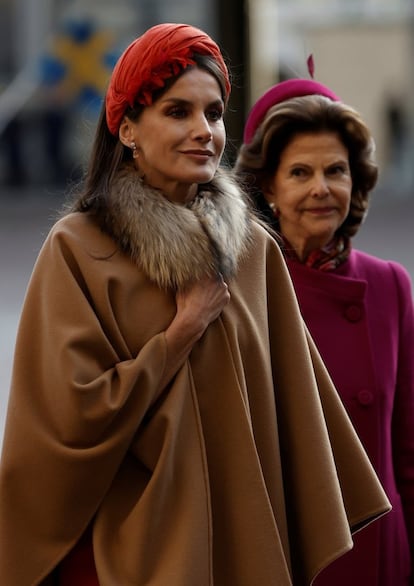 Felipe VI y doña Letizia han tenido una bienvenida oficial por parte de los reyes Carlos Gustavo y Silvia de Suecia con un solemne recibimiento ceremonial cargado de tradición. Los cuatro se saludaron en las caballerizas reales, y de ahí han iniciaron un trayecto en carruaje por el centro de Estocolmo hasta llegar al palacio real.