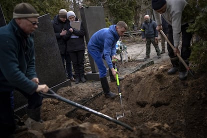 En la imagen, una mujer era abrazada por su hijo durante el funeral de su marido, de 54 años, en Kiev el 4 de marzo.