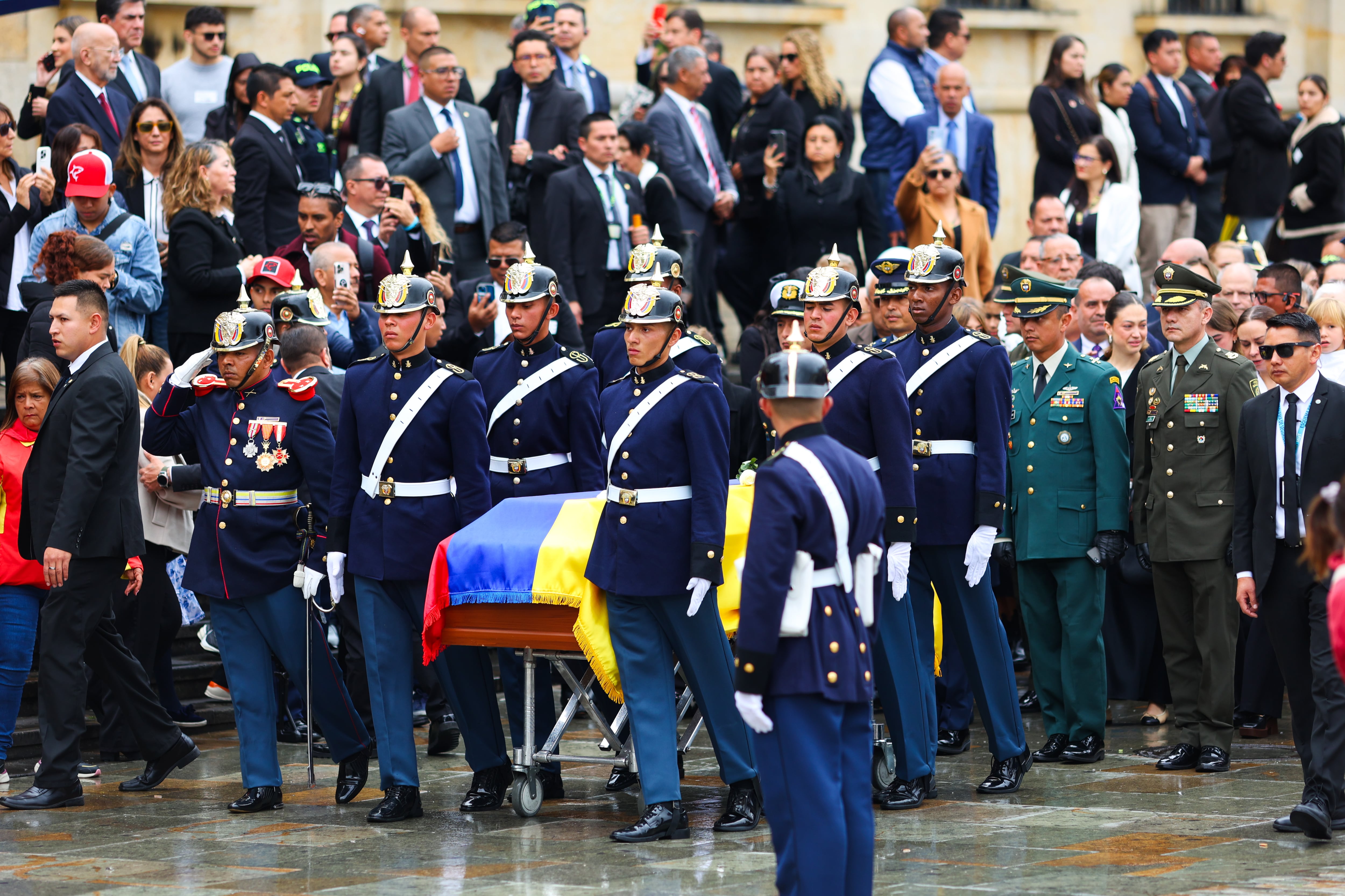 El entierro de Miguel Uribe remarca las fracturas políticas en Colombia