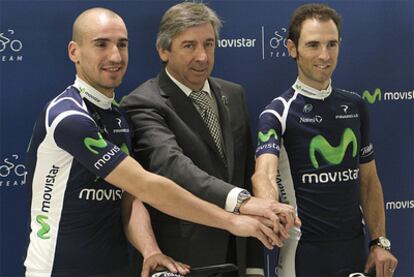 Los corredores Juanjo Cobo y Alejandro Valverde, junto al director del Movistar, Eusebio Unzue.