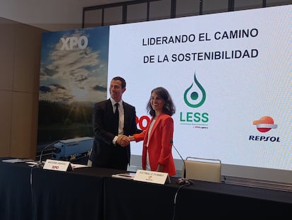Massimo Marsili, director general en el sur de Europa y Marruecos de XPO y Estíbaliz Pombo, gerente senior de productos energéticos de movilidad en Repsol, durante la rueda de prensa conjunta anunciando el acuerdo.