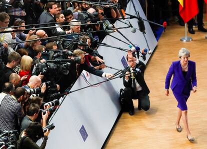 La primera ministra británica, Theresa May, abandona la sala tras hablar con los medios después de la cumbre de los líderes europeos, en Bruselas (Bélgica).