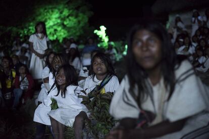 Aunque el 25% de su comunidad no entiende el castellano y se comunica con su propia lengua (el arhuaca), tanto niños como adultos parecían entender el relato que acompañaba las coloridas imágenes.