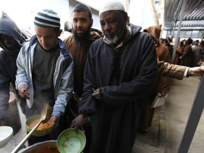 Presos de un centro de detenci&oacute;n de Misrata hacen cola para recibir su raci&oacute;n de comida. 