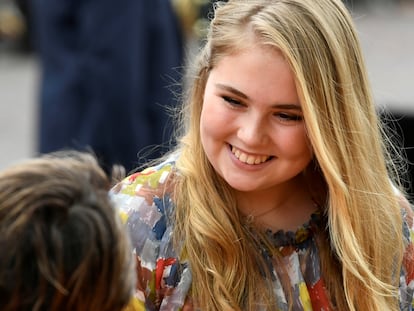 La princesa Amalia de Holanda saluda a la gente durante la celebración del Día del Rey en Amersfoort, en abril de 2019.