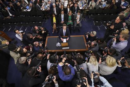 Mark Zuckerberg rodeado de prensa a su llegada al Senado de Estados Unidos, el 10 de abril de 2018. 