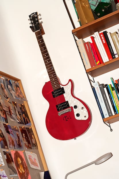 Una Gibson Les Paul cuelga de la pared del estudio; es difícil encontrar una habitación —incluso la cocina— en la que no haya una guitarra a mano.