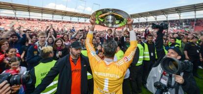 El portero del Ingolstadt Ramazan Oezcan sostiene el trofeo de campeón de la 2ª Bundesliga.