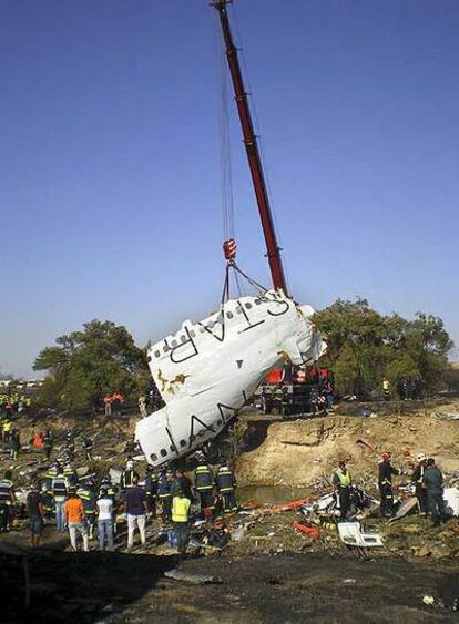 Tareas de recuperación de los restos del MD-82 de Spanair que se estrelló en Barajas el 20 de agosto.