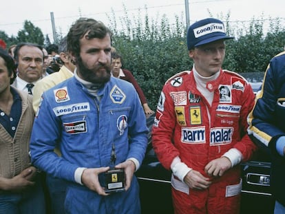 Niki Lauda (todavía con secuelas visibles de su accidente) con Harald Ertl en Monza en 1976. Ertl fue, junto a Guy Edwards y Arturo Mezzario, quien salvó su vida al auxiliarlo al instante tras el accidente.