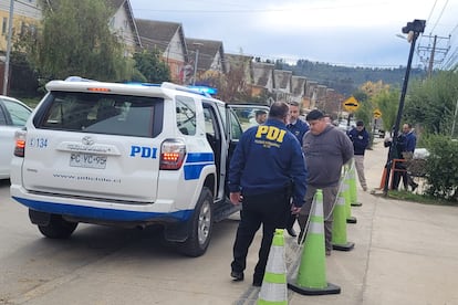 Francisco Mondaca es detenido por la Policía de Investigación en Valparaíso (Chile), el 24 de mayo.