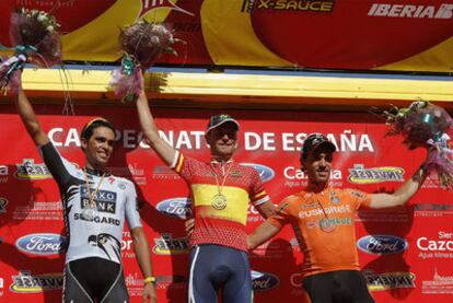 Contador, a la izquierda, ayer en el podio del Campeonato de España, que terminó segundo, tras Rojas y ante Koldo Fernández.