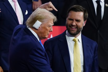 Donald Trump y J. D. Vance, en Milwaukee, el día en que el expresidente anunció su decisión de completar la papeleta electoral con el senador de Ohio. 