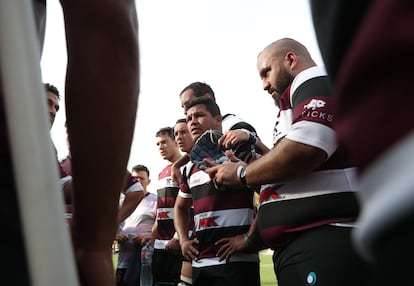Ramón Ruiz, encargado del proyecto de rugby penitenciario en Fundación Santa Teresa, analiza las nuevas estrategias de juego, durante el partido amistosos, en Ciudad Universitaria de Madrid, el 30 de octubre de 2022.