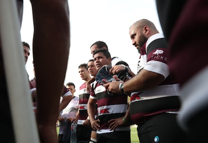 Ramón Ruiz, encargado del proyecto de rugby penitenciario en Fundación Santa Teresa, analiza las nuevas estrategias de juego, durante el partido amistosos, en Ciudad Universitaria de Madrid, el 30 de octubre de 2022. 