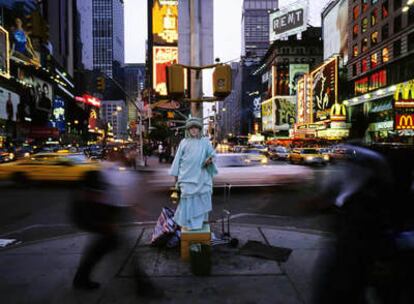 Una persona disfrazada de Estatua de la Libertad en Times Square, Nueva York