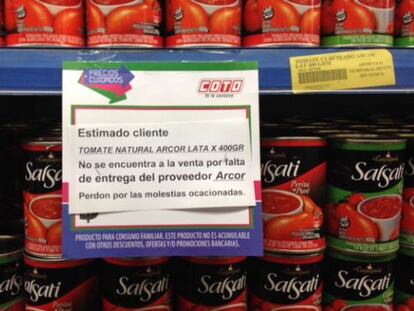 Aviso aos clientes sobre a falta de produto em uma prateleira.