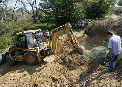 Varias personas trabajan en la exhumación de restos de civiles republicanos en la comarca leonesa de El Bierzo.
