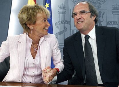 María Teresa Fernández de la Vega, junto a Ángel Gabilondo, durante la rueda de prensa tras el Consejo de Ministros.