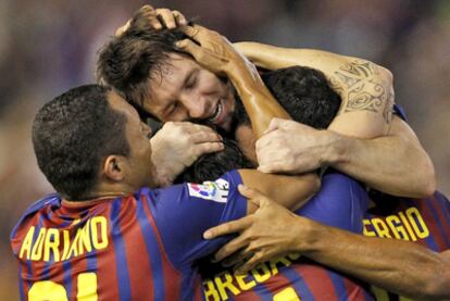 Messi recibe el abrazo de sus compañeros tras lograr un gol esta temporada.