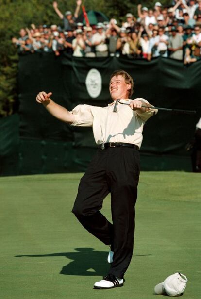 Torneo del Millón de Dólares, celebrado en Sun City, Suráfrica. Ernie Els lanza la bola al público tras embocar en el hoyo 18. Fue número uno durante nueve semanas en 1997 y 1998.