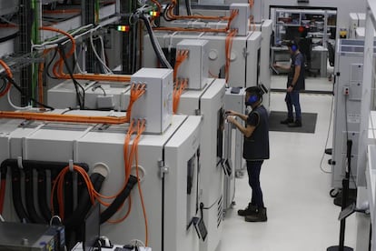 Trabajadores de Ficosa en la planta que tiene la compañía en Viladecavalls (Barcelona).