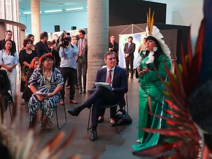 El presidente Sánchez, rodeado de Joenia Wapichana (izquierda), presidenta de la Funai, y de la diputada Célia Xakriabá, este miércoles en Brasilia.