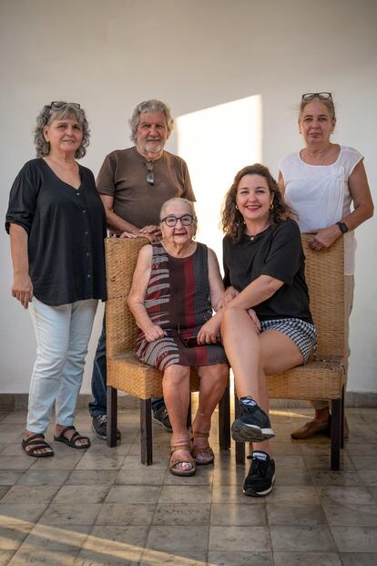 De pie, de izquierda a derecha, Magda, José y Lourdes Villa Soberón, hijos de Toitico. Sentadas, Magda Soberón, viuda de Toitico, y su nieta Lizzie.