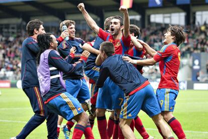 Los jugadores de la selección sub 21 celebran su tercer tanto del partido.