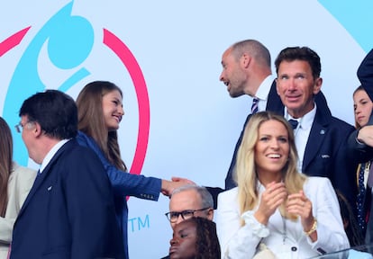 Esta es la primera vez que coinciden la princesa Leonor y el príncipe Guillermo de Inglaterra. Hasta ahora, este encuentro nunca se había producido. La infanta Sofía ya estuvo junto a él en la final de la Eurocopa masculina en julio de 2024. En aquella ocasión, fue el rey Felipe VI quien ejerció como máximo representante de la monarquía española.