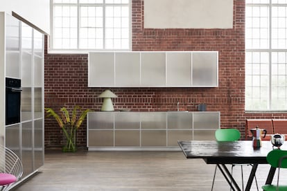 El diseño de Reflect, creado por Jean Nouvel para la firma danesa Reform, busca más parecer unos muebles que una cocina arquetípica.