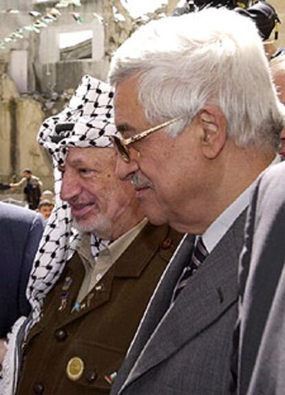 Yasir Arafat, junto a Abú Mazen, en una imagen reciente en las calles de Ramala.