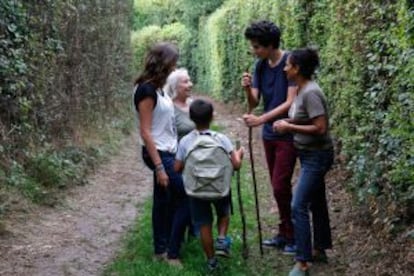 Senderismo en familia en la región francesa de Normandía.