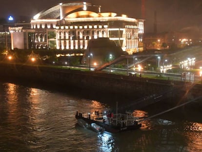 As equipes de resgate buscam sobreviventes depois do afundamento de um barco turístico no Danubio a seu passo por Budapeste (Hungria).