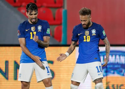 Paqueta y Neymar celebran un gol de Brasil ante Paraguay.