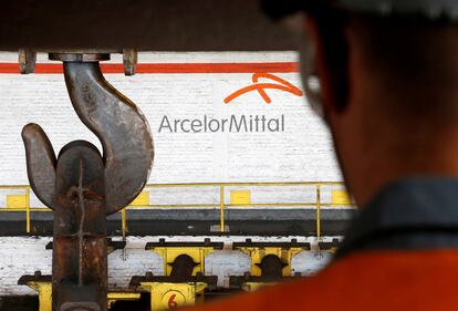 Un trabajador, frente a una planta de ArcelorMittal en Gante (Bélgica) en una imagen de archivo.