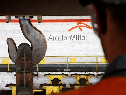 Un trabajador, frente a una planta de ArcelorMittal en Gante (Bélgica) en una imagen de archivo.