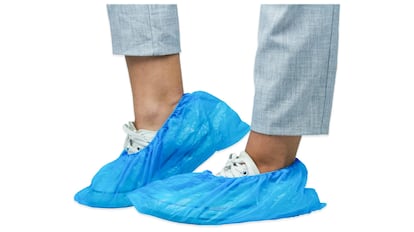 100 cubrezapatos desechables.